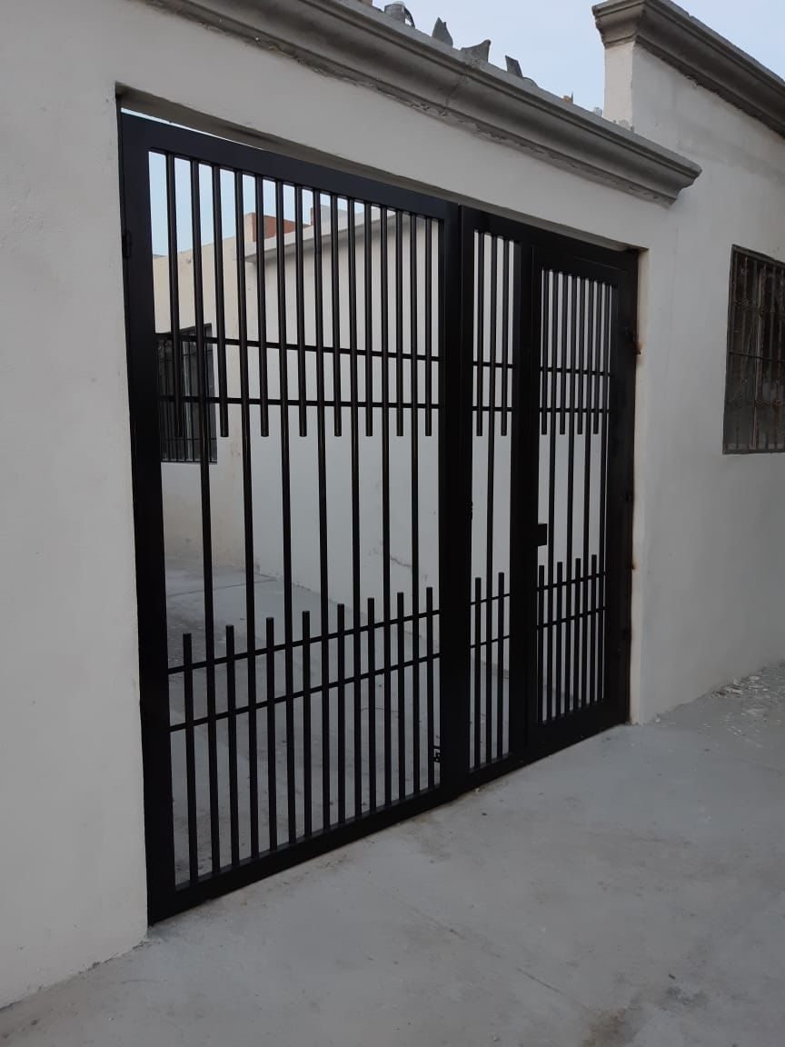 Portón de herrería en Guadalajara con barrotes verticales