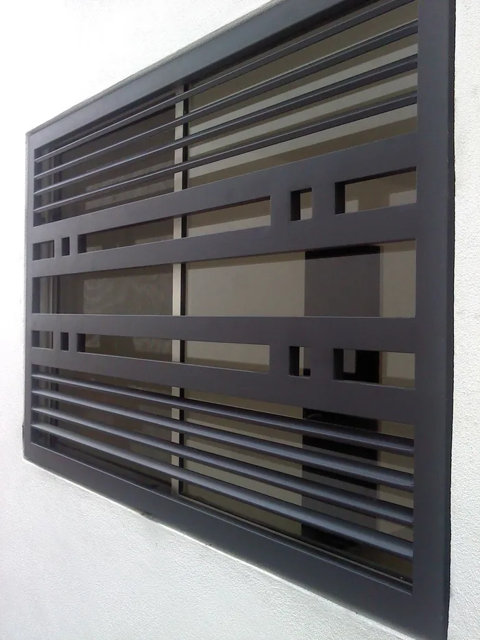 Protección de ventana con barras horizontales, uno de nuestros trabajos de herrería