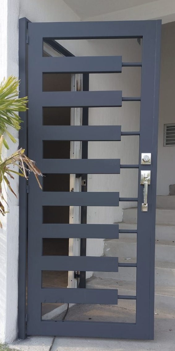 Puerta de herrería de seguridad con chapa y jaladera